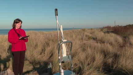 Catherine réalise une visite avec la machine qui projette en direct la déambulation. (France 3 Normandie)