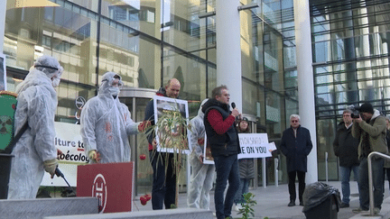 Un agriculteur français face à un géant de pesticides. La bataille au départ était déséquilibrée. Le céréalier, Paul François, a gagné sur le fond. Le groupe Bayer-Monsanto a été reconnu responsable de son intoxication à un herbicide. En revanche, l'indemnisation est très faible : un peu plus de 11 000 euros. (France 3)