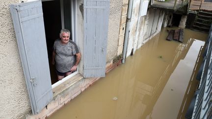 Un homme constate les inondations à Gironde-sur-Dropt (Gironde), le 3 février 2021. (MAXPPP)