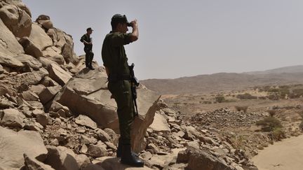 Des membres des forces de sécurité algériennes patrouillent dans le désert de Tamanrasset, à 2000 km au sud d'Alger, le 2 juillet 2018. (RYAD KRAMDI / AFP)