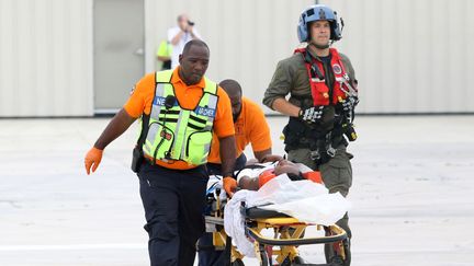 Après le passage dévastateur de l'ouragan sur l'île d'Abaco, les secours ont commencé à prender en charge les victimes. Les gardes-côtes&nbsp;procèdent, le 3 septembre 2019, à une évacuation à Nassau.&nbsp; (REUTERS)