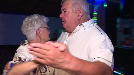 Colette et Jean valsant sur la piste de L'Eden. (France 3 Dijon)