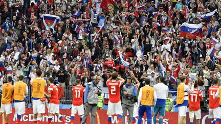 14 juin 2018, Moscou. Coupe du monde de football. En ouverture du Mondial, des supporters russes félicitent l'équipe russe après leur victoire (5-0) contre l'Arabie saoudite. (MAXPPP)