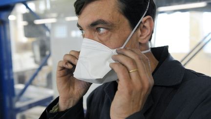 Dans une usine française de fabrique de masques pour se protéger de la grippe A... (© AFP PHOTO / REMY GABALDA)