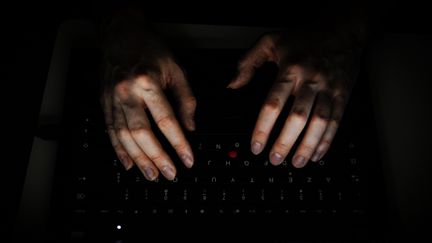 Des mains sur un clavier d'ordinateur. Photo d'illustration. (PIERRE DESTRADE / MAXPPP)