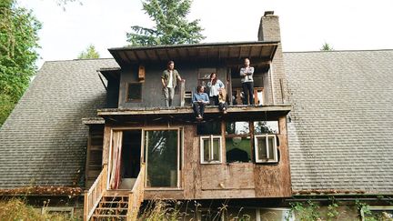 Le groupe Other Lives devant leur maison-studio dans l'Oregon. (Will Walle & Taylor Grey)