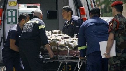 Un corps transporté dans une ambulance après une fusillade, à Beyrouth, le 24 mai 2012 (AFP/STR)