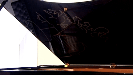 Dessiné par Cocteau, "Le testament d'Orphée" sur le couvercle de ce Bösendorfer
 (France 3)