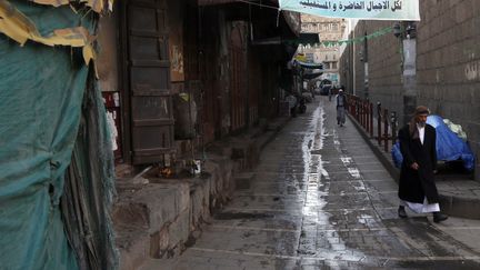 Un homme dans une rue quasi-déserte, à Sanaa, la capitale du Yémen, le 4 avril 2020.&nbsp; (MOHAMMED HAMOUD / ANADOLU AGENCY / AFP)