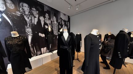 Vente aux enchères chez Christie's de la garde-robe de Zizi Jeanmaire dessinée par Yves Saint Laurent (LIONEL URMAN/SIPA)