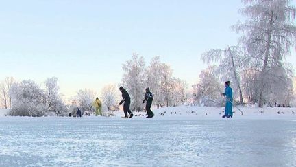 Au Poizat-Lalleyriat, dans l’Ain, les vacanciers ont profité des premiers grands froids pour patiner sur l’étendue blanche avant le redoux annoncé.&nbsp;&nbsp; (CAPTURE ECRAN FRANCE 2)