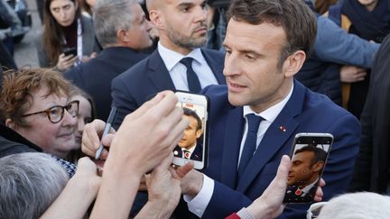 Le président sortant Emmanuel Macron, candidat à sa réélection, rencontre des électeurs dans la campagne de l'entre-deux-tours, à Carvin&nbsp;(Pas-de-Calais), le 11 avril 2022. (LUDOVIC MARIN / AFP)