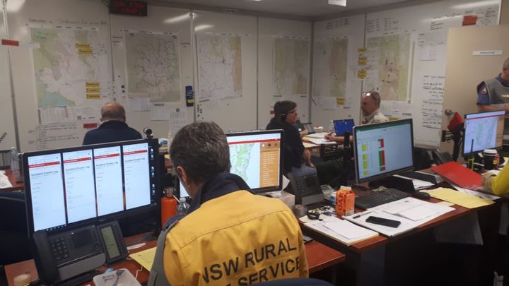 Au centre opérationnel de secours de Cooma, au sud de Canberra, en Australie, des pompiers surveillent la progression des incendies, le 5 janvier 2020. (GAELE JOLY / RADIO FRANCE)