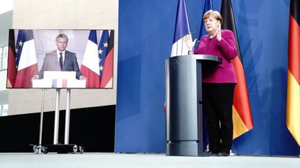 Angela Merkel et Emmanuel Macron lors d'une conférence de presse commune organisée à Paris et Berlin pour évoquer la relance économique en Europe, lundi 18 mai 2020. (KAY NIETFELD / AFP)