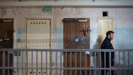 Un gardien de prison durant sa ronde aux Baumettes à Marseille, le 9 décembre 2016. (Photo d'illustration) (BERTRAND LANGLOIS / POOL)