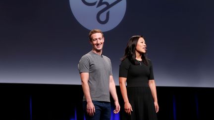 Mark Zuckerberg, fondateur de Facebook, et son épouse Priscilla Chan, annoncent un plan de lutte contre les maladies, à San Francisco (Etats-Unis), le 21 septembre 2016. (BECK DIEFENBACH / REUTERS)