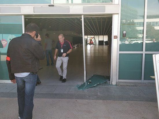 Les vitres brisées du terminal 1 de l'aéroport Saint-Exupéry à Lyon après l'intrusion d'un véhicule, lundi 10 septembre 2018. (MUMIN KAHRAMAN)