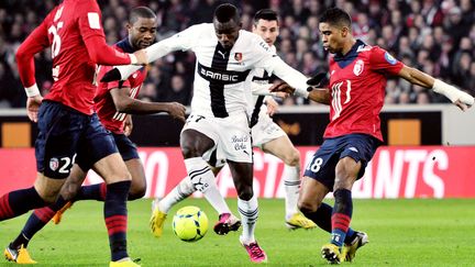 Le Rennais Abdoulaye Sane (au centre) &agrave; la lutte avec Franck Beria (&agrave; droite) vendredi 15 f&eacute;vrier 2013 au Grand stade Lille M&eacute;tropole.&nbsp; (PHILIPPE HUGUEN / AFP)