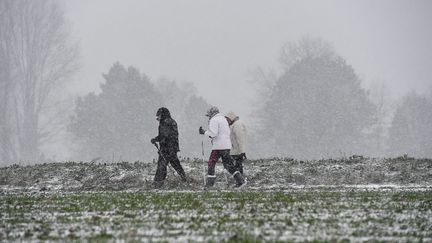 Des personnes font de la randonnée dans les paysages enneigés, à Avelin (Nord). (MAXPPP)