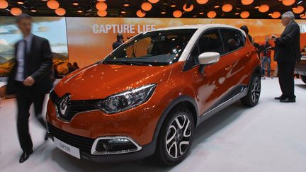 Le renouvellement de sa gamme, avec par exemple la Captur, ici en photo au Salon de l'Auto de Gen&egrave;ve en mars 2006, a permis &agrave; Renault de limiter la casse en avril 2013. (FABRICE COFFRINI / AFP)