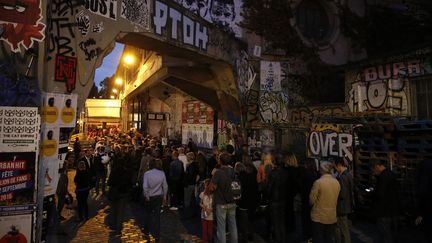 Les fans de Téléphone font la queue devant le Point Ephémère pour le concert des Insus, nouveau nom du groupe reformé par Jean-Louis Aubert, Louis Bertignac et Richard Kolinka.
 (Florian David / AFP)