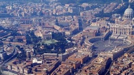 Vue d'une partie du Vatican ─ la place et la basilique Saint-Pierre ─ dans Rome. (POLIZIA MODERNA / AFP)