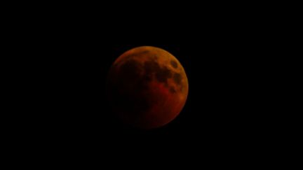 La Lune vue depuis la ville de Gaza lors de l'éclipse. (MAHMUD HAMS / AFP)