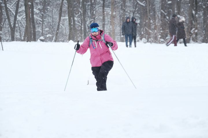 A person cross-country skis in a park in Brooklyn, New York on Saturday, January 29, 2022.   (SPENCER PLATT / GETTY IMAGES NORTH AMERICA / AFP)