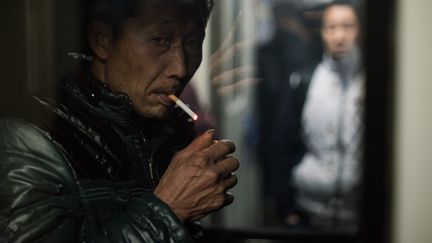 300 millions de Chinois fument, un homme sur deux est dépendant. (JOHANNES EISELE / AFP)