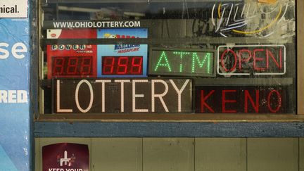 Les panneaux Powerball qui indiquent habituellement le nombre de millions du jackpot sont éteints le 7 novembre 2022 à Columbus, Ohio (Etats-Unis). (ANDREW SPEAR / GETTY IMAGES / AFP)