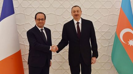 François Hollande rencontre son homologue azéri Ilham Aliev à Bakou, en avril 2015. (Azerbaijani Presidency / ANADOLU AGENCY)