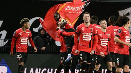 La joie des Rennais, qui félicitent Hamari Traoré après son but face au PSG en Ligue 1, le 15 janvier 2023. (LOIC VENANCE / AFP)