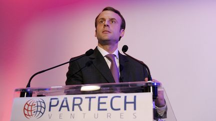 Le ministre de l'Economie, Emmanuel Macron, tient un discours &agrave; Paris, le 17 d&eacute;cembre 2014. (ERIC PIERMONT / AFP)