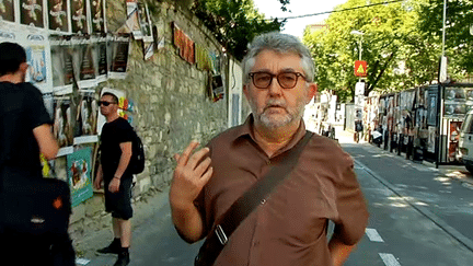 Daniel Besnehard fait son marché "théâtre" dans les rues d'Avignon 
 (France 3 / Culturebox)