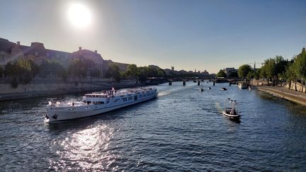 Une quarantaine de bateaux ont défilé sur la Seine, dans la matinée du 17 juillet 2023, pour participer à la première répétition de la cérémonie d'ouverture des Jeux olympiques de Paris 2024. (EMMA SARANGO / RADIO FRANCE)