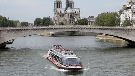 Des touristes effectuent une&nbsp;croisi&egrave;re sur la Seine, &agrave; Paris, le 9 juin 2014. (JACQUES DEMARTHON / AFP)