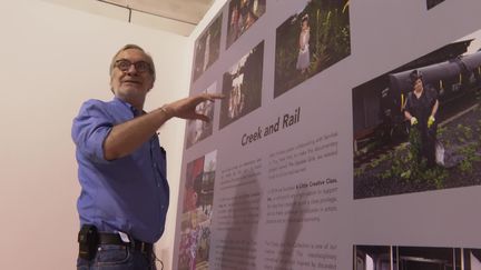 Avec les équipes de la mairie, Jean-François Leroy suit activement l'installation des expositions. "Un boulot de précision" selon le cofondateur et directeur du festival Visa pour l'image à Perpignan, (France 3 Occitanie -  / F. Savineau)