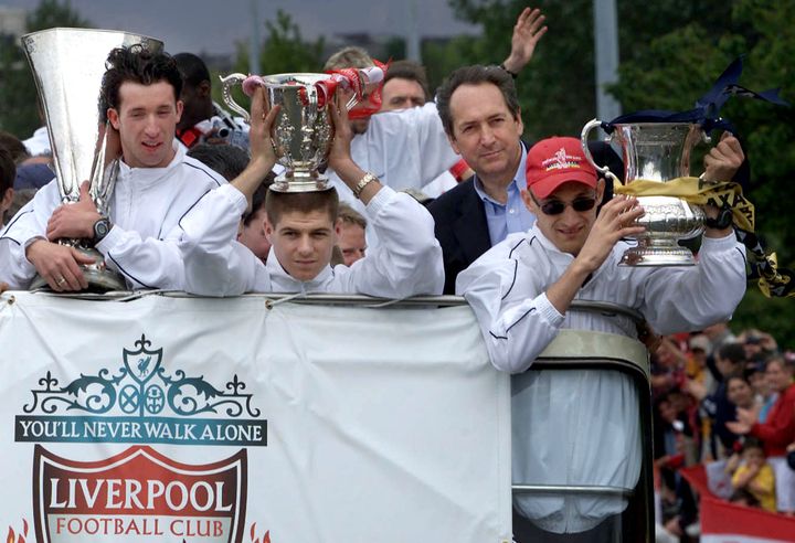 Houllier et la parade de son Liverpool après le triplé de 2001. (MARTYN HARRISON / AFP)