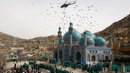 Un hélicoptère de la police afghane surveille le sanctuaire de Kart-e-Sakhi.
  ( REUTERS/Omar Sobhani)