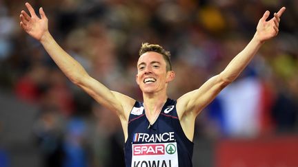 Yoann Kowal f&ecirc;te sa m&eacute;daille obtenue sur le 3000 m steeple aux championnats d'Europe d'athl&eacute;tisme, le 14 ao&ucirc;t 2014, &agrave; Zurich (Suisse). (PHILIPPE MILLEREAU / DPPI MEDIA / AFP)