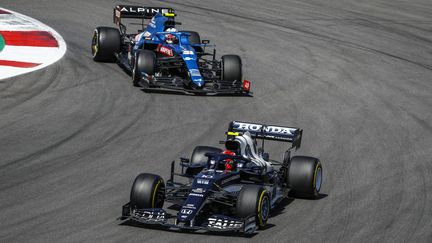 Esteban Ocon (Alpine) dans les échappements de Pierre Gasly (AlphaTauri) lors du Grand Prix du Portugal le 2 mai 2021. (XAVI BONILLA / XAVI BONILLA)