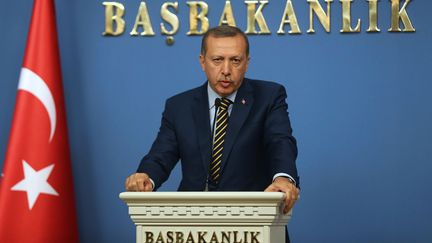 Le Premier ministre turc&nbsp;Recep Tayyip Erdogan annonce un vaste remaniement minist&eacute;riel, le 25 d&eacute;cembre 2013 &agrave; Ankara (Turquie). (ADEM ALTAN / AFP)