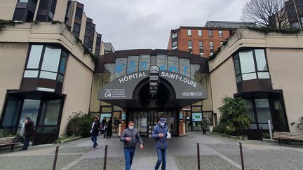 L'entrée des urgences de l'hôpital Saint-Louis, lundi 16 mars 2020 à Paris. (JULIE CHARPENTRAT / AFP)