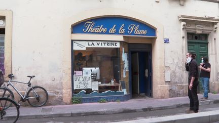 La vitrine du théâtre de la Plume transformée en scène pour un marathon artistique de 507 heures. (CAPTURE D'ÉCRAN FRANCE 3 / V. Banabera)