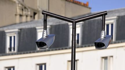 Des cam&eacute;ras de surveillance plac&eacute;es Porte de Vincennes, &agrave; Paris, le 9 d&eacute;cembre 2012. (DIDIER SAULNIER / MAXPPP)