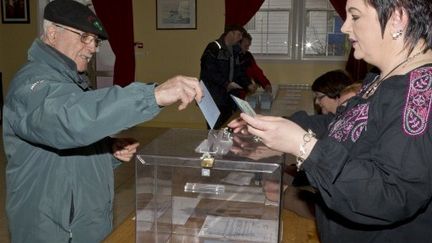 Un bureau de vote de Saint-Pierre et Miquelon le 21 avril dernier (JEAN-CHRISTOPHE L'ESPAGNOL / AFP)