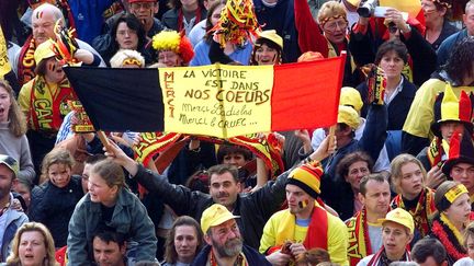 Les supporters de l'équipe de football de Calais attendent l'arrivée des joueurs le 8 mai 2000 au lendemain de la finale de la Coupe de France de football perdue 2-1 contre Nantes. (PHILIPPE HUGUEN / AP)