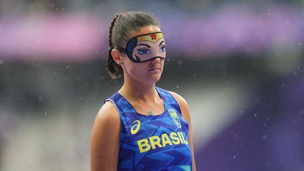 Vendredi, lors des séries T11 du 400 m, la Brésilienne Camila Muller a revêtu les yeux de Wonder Woman, dont l'esprit a peut-être aidé la sprinteuse à battre son record personnel. (ULRIK PEDERSEN / AFP)