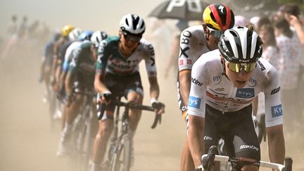 Tadej Pogacar sur un secteur pavé du Tour de France lors de la cinquième étape entre Lille et Arenberg, le 6 juillet 2022. (MARCO BERTORELLO / AFP)