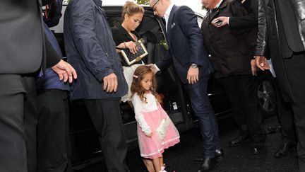 Pour assister au d&eacute;fil&eacute; Chanel, Jennifer Lopez a affubl&eacute; sa fille de 4 ans d'un sac &agrave; main d'une valeur de 1 000 euros. La crise ? Quelle crise ? (PHILIPPE BOUTIN / SIPA)